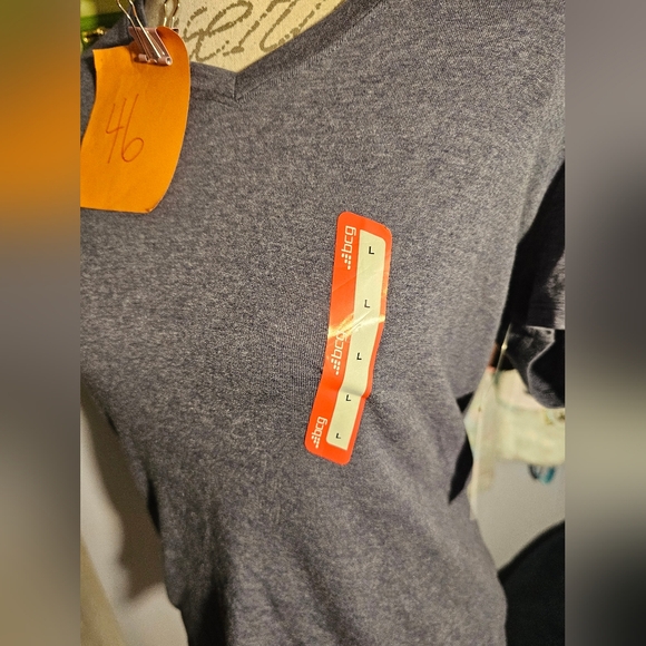 NWT BCG Navy Blue V Neck Ladies Tee Size Large - Picture 2 of 8